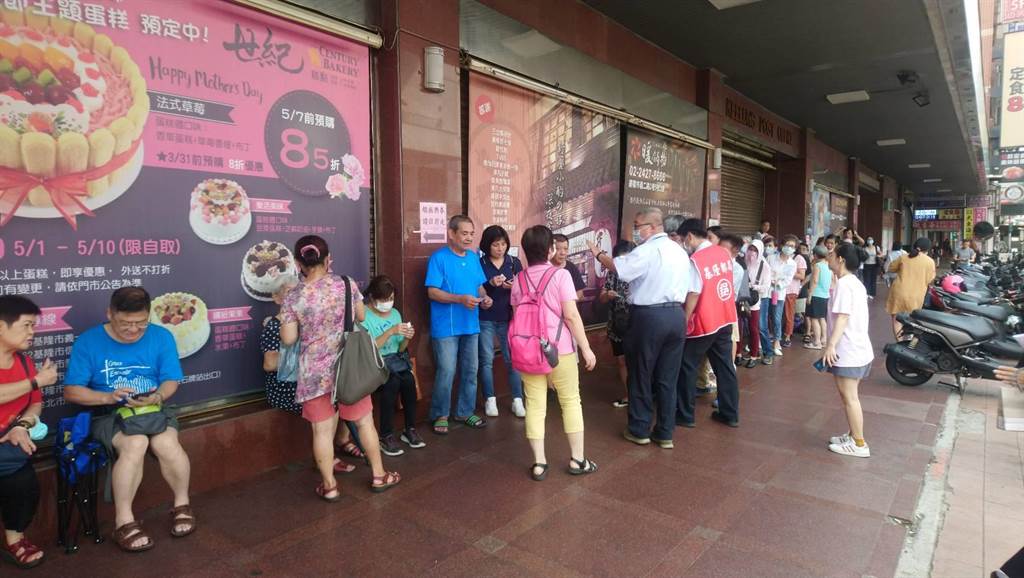 搶買三倍券 基隆郵局總局湧現排隊人潮急加派人手支援 生活 中時