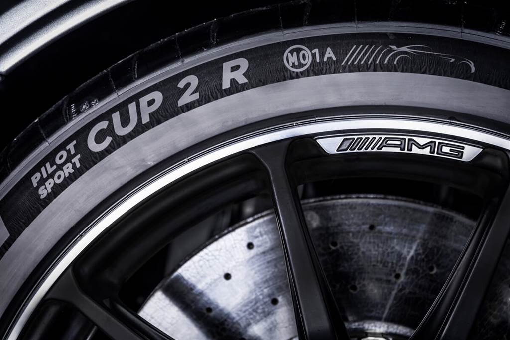 Mercedes-AMG與米其林合作開發了專門為Black Series量身定制的Pilot Sport Cup 2 R MO輪胎。作為賽車運動的唯一慣例，此高性能輪胎專用於Mercedes-AMG，並有兩種混合配方：出廠前安裝的標準胎是軟質複合材料(MICHELIN Pilot Sport Cup 2 R MO1A)，其胎壁側面以黑底色襯托出Mercedes-AMG GT Black Series輪廓LOGO。另外，還可以依需求選擇硬質配方輪胎，以便適應較高溫度賽道的使用。