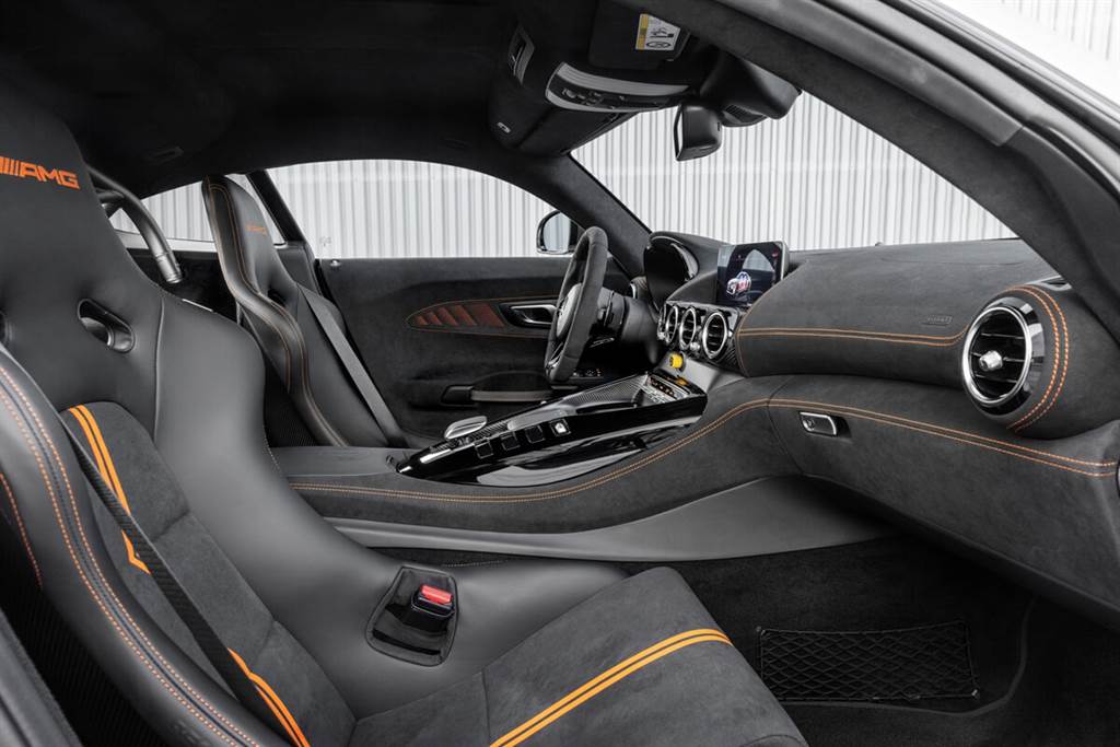 車內設計強調了AMG GT Black Series的頂尖定位：專屬Nappa皮革與黑色運動型DINAMICA超細纖維麂皮相結合，並帶有橙色對比色縫線。儀錶板和新設計的輕型內門板同樣用黑色DINAMICA超細纖維麂皮裝飾，門板現在改採用環形拉帶，而不是一般的拉柄。