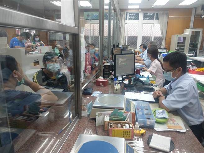 上午9时45分，邮局系统连线一度停顿。(李忠一摄)