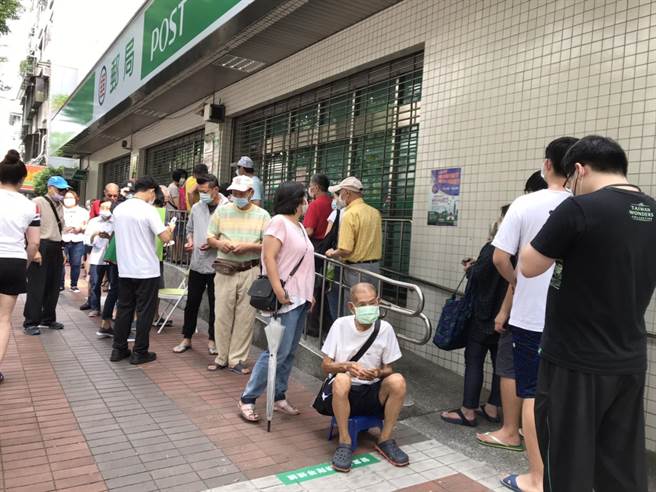 台北市萬華區的莒光郵局尚未營業就出現排隊人龍。（譚宇哲攝）