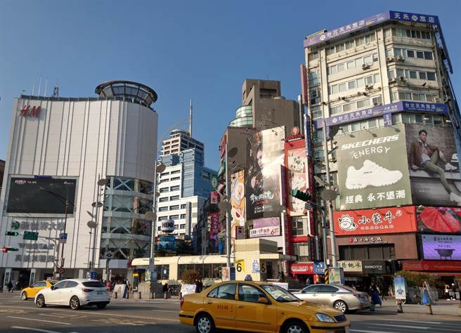 統計12個台北市熱門捷運商圈，西門町不但交易量奪冠，平均住宅單價只有5字頭最為親民。(葉思含攝)