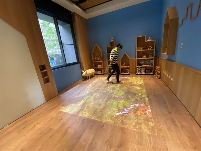 「太子欣世界」規畫兒童遊戲區，斥資添置投影互動功能，和光影互動樂趣。（盧金足攝）