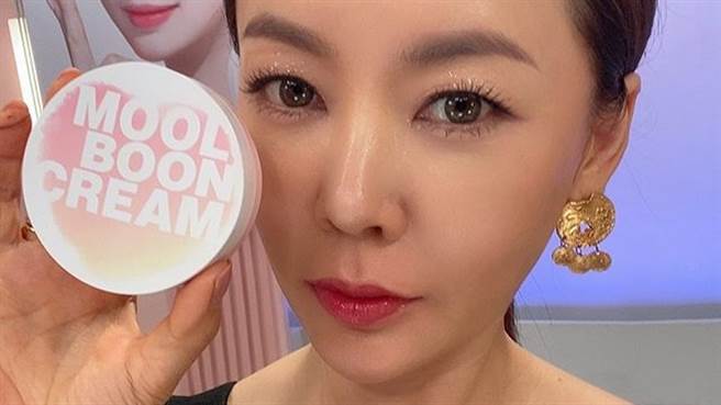 44岁女星安善英(안선영)外套里只穿bra！辣晒「半球、超狂腹肌」网傻眼（图／IG@anney_an_love）