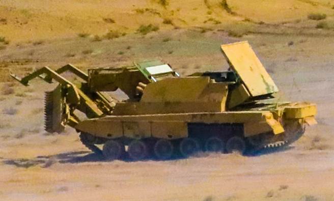 解放軍76集團軍重型合成旅近日出動GCZ110多用途裝甲工程車，在祁連山麓舉行實戰演訓的畫面。（中國軍網）