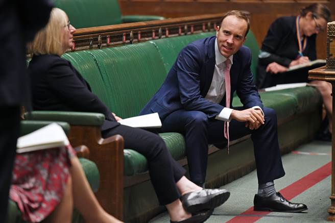 英國衛生部長漢考克(中)否認因川普勸說導致英國禁用華為，聲稱此一決定是經濟與技術上的原因。至於川普邀功，他回應說：「大家都很了解川普，不是嗎？」（圖／路透）