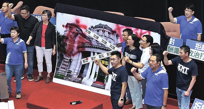 台湾民眾党立委将贴有封条的监察院大型海报拿进议场并喷上「废」、「撤」，随后与国民党立委一同喊「在野合作，退回陈菊」。（姚志平摄）