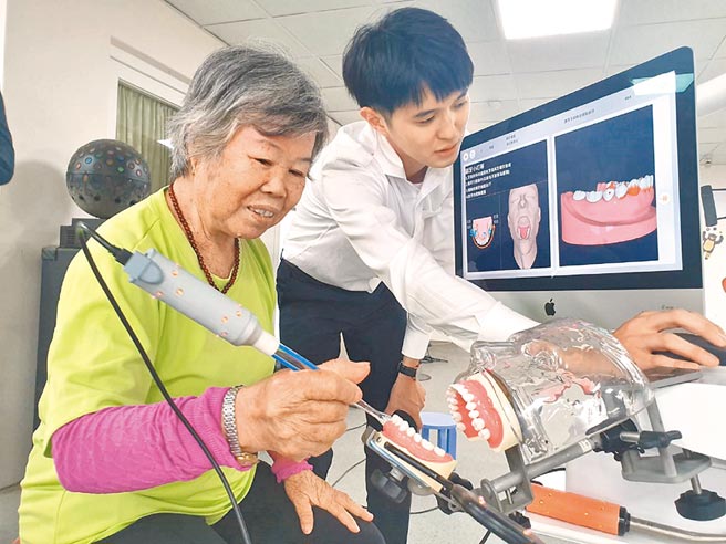 雲林縣首場AR科技數位刷牙新體驗，利用電腦幫助老人家改善刷牙方式。（張朝欣攝）