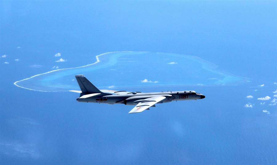 解放軍轟-6長程轟炸機在南海島礁巡邏，宣示中國對南海的主權，讓其他南海主權聲索國備感威脅。（圖／新華社）