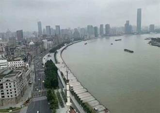 上海黃埔江「水快淹過堤防」照片瘋傳 網戲稱：可準備泳衣了