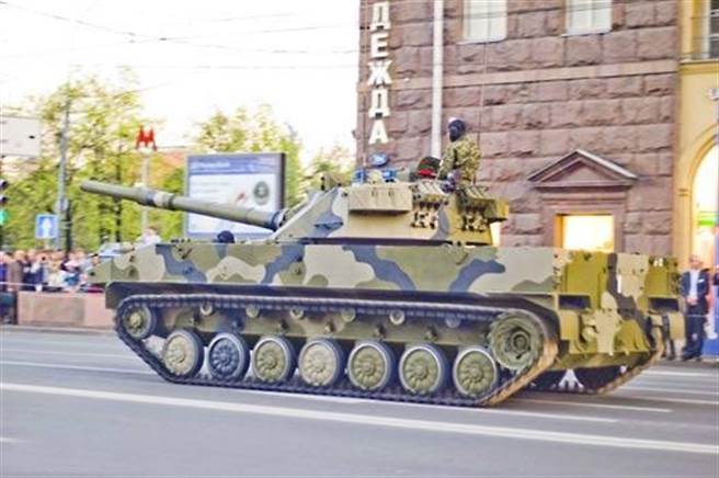 印度快速批准购买俄罗斯制造、用于山地作战的章鱼-SD自走式反坦克炮，以应对解放军的轻型坦克。图为俄罗斯章鱼-SD自走式反坦克炮。（图／网路）