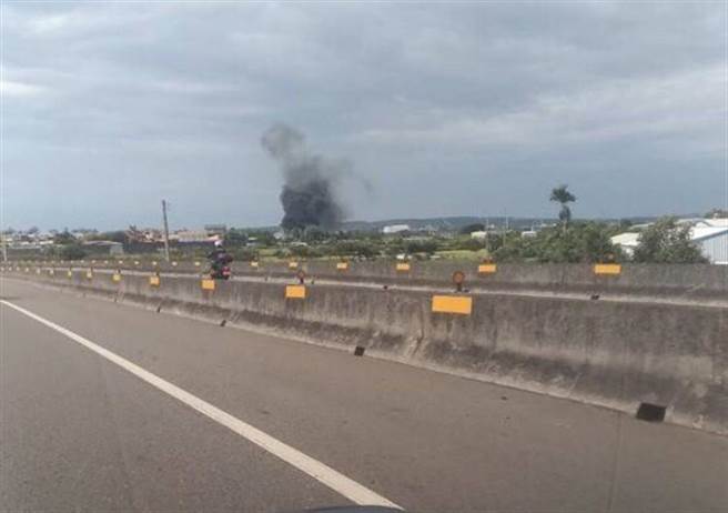 新竹空军基地惊传直升机坠落，有网友拍到现场黑烟冲天的画面。（读者提供）