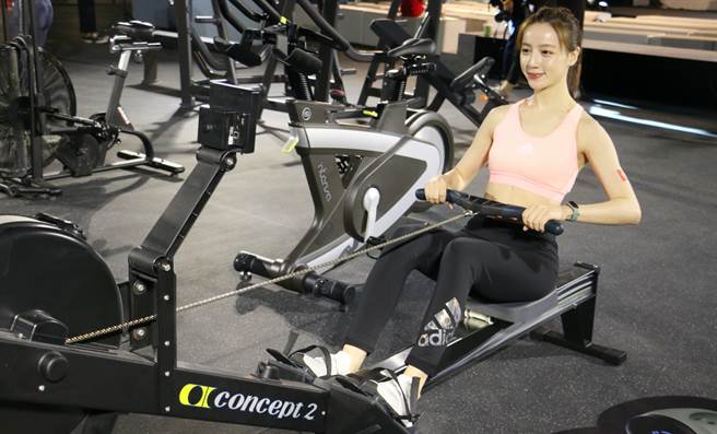 小米手环5正式在台发表，新增了椭圆机、瑜伽、划船机、室内脚踏车与跳绳等五种运动模式（图中为划船机）。（黄慧雯摄）