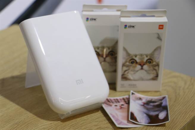 小米便携相片印表机，购买时内附5张相片纸（有背胶可当贴纸），需补充时可购买20张包装的相片纸。（黄慧雯摄）