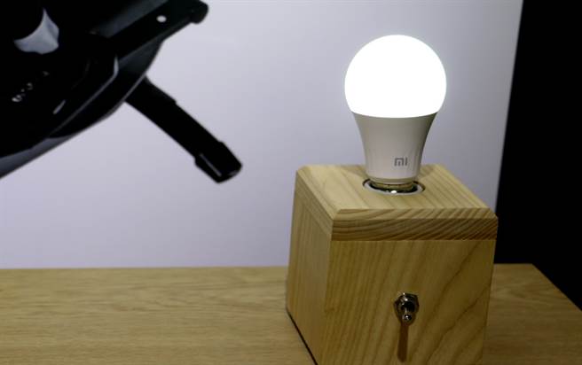 米家 LED 智慧灯泡 白光版。（黄慧雯摄）