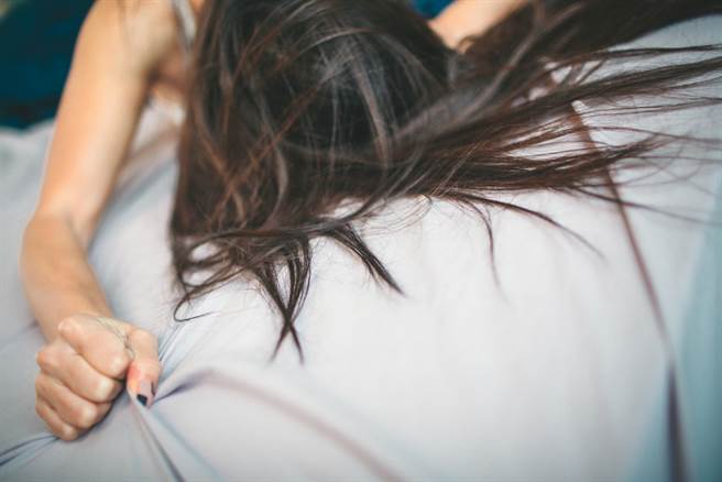 妹子玩太嗨！下一秒「嘉明」射入眼睛 GG了（示意图／达志影像）