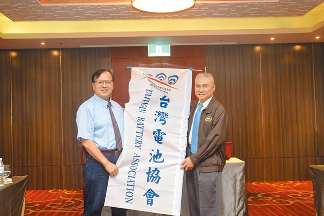 第八屆台灣電池協會理事長陳勝光（右）與前任理事長李桐進（左）交接傳承。圖／張秉鳳