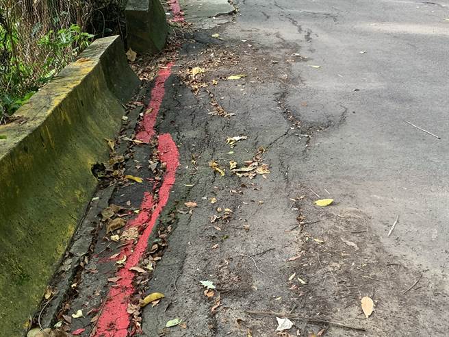 北市交工处划设临时红线，遭民眾笑画得像蚯蚓。(照片/温泉里里长 许智全 提供)