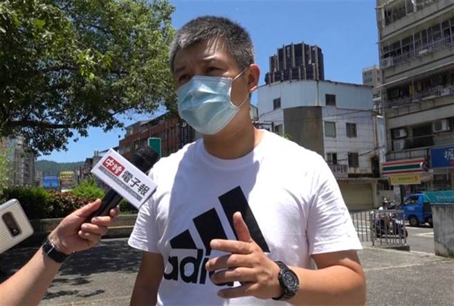 温泉里里长许智全表示，奇岩路狭小违停乱象多，居住安全恐有疑虑。(照片/游定刚 拍摄)
