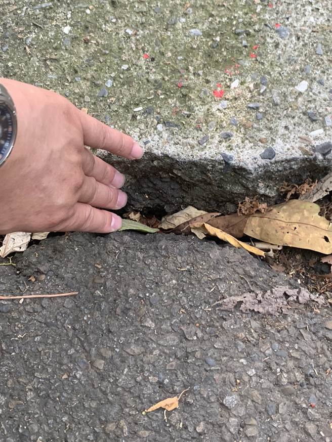 奇岩路边坡与路面约有6公分之差(照片/温泉里里长 许智全 提供)