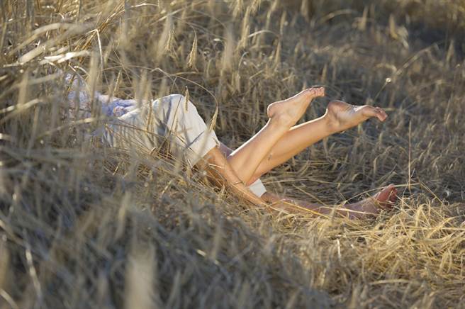 情侣草丛活春宫 被大妈「仗刑伺候」拿木板狂搧屁股（示意图／达志影像）