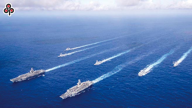 图为2020年7月4日美国「雷根号」和「尼米兹号」双航母打击群进入南海操练。 (摘自美太平洋舰队脸书)