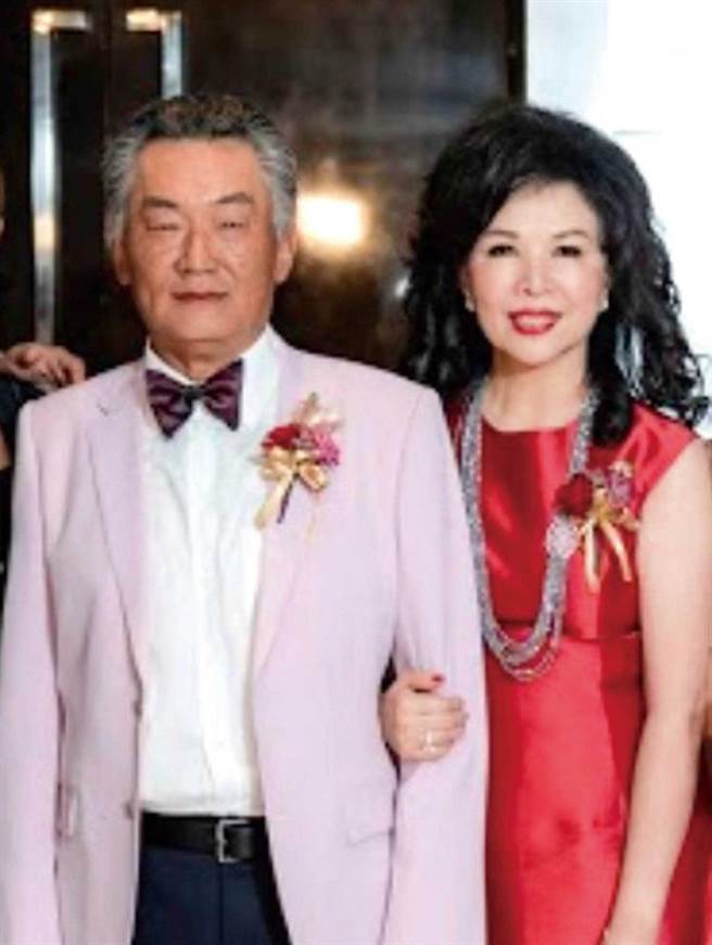 去年魏震斌結婚時，魏康年身穿粉色西裝，與打扮端莊喜氣的太太林愛美歡喜留影。（圖／康翔提供）
