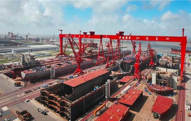 解放军003型航母在上海江南造船厂进入关键组装阶段的画面。（微博）