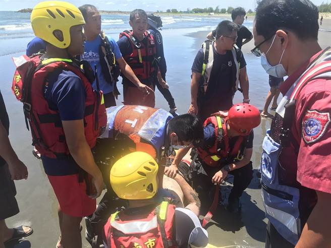 台南市安平漁光島沙灘傳出遊客溺水，被消防人員救上岸。（讀者提供／洪榮志台南傳真）