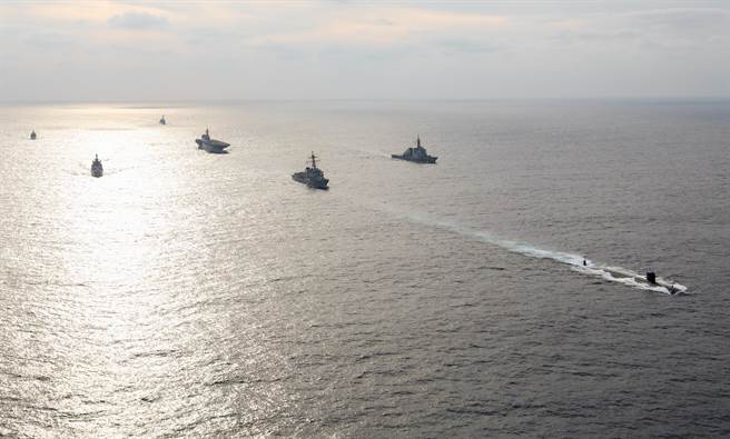 由美国、印度、日本、澳大利亚所推动的印太4边机制，将採取具体步骤遏制大陆。图为2019年印日美3国联合举行的马拉巴尔军演。（图／美国海军）