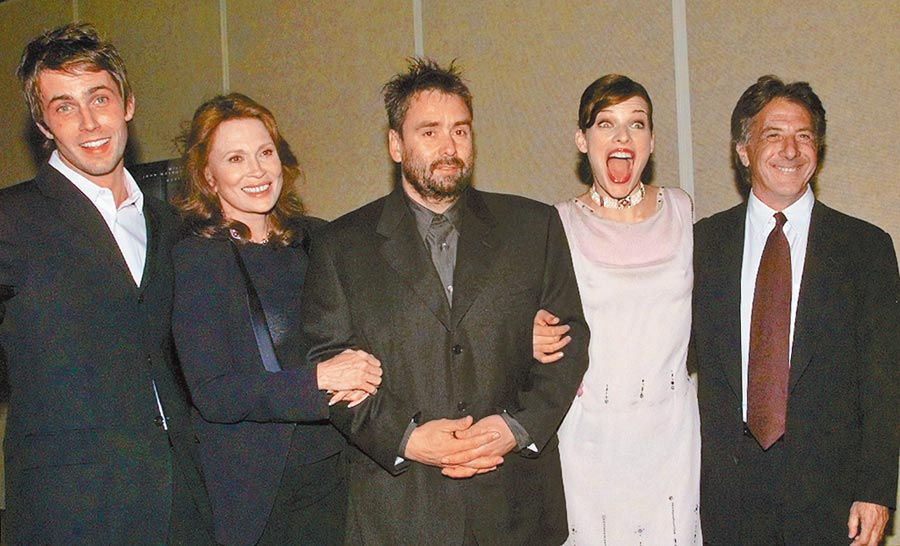 《盧貝松之聖女貞德》1999年10月在美國影藝學院舉辦首映會，盧貝松（中）與蜜拉喬娃維琪（右二）開心出席。（美聯社）