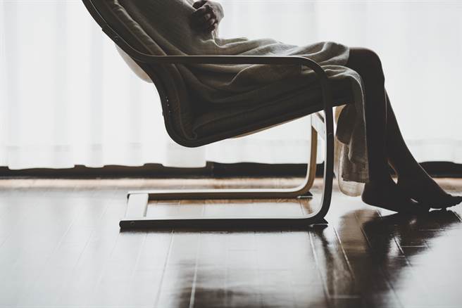 辣妈在摇摇椅上大战房东，被惨告妨害家庭。（示意图／Shutterstock）