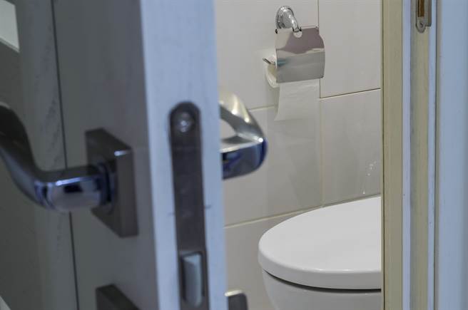 上厕所感觉诡异视线 转头竟惊见「3颗头」并排偷窥(示意图／达志影像)