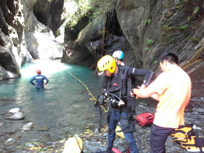 屏东县雾台神山瀑布19日发生一起溺水意外，溺水男姓约20岁，被救起时已无生命徵象。（翻摄画面／潘建志屏东传真）