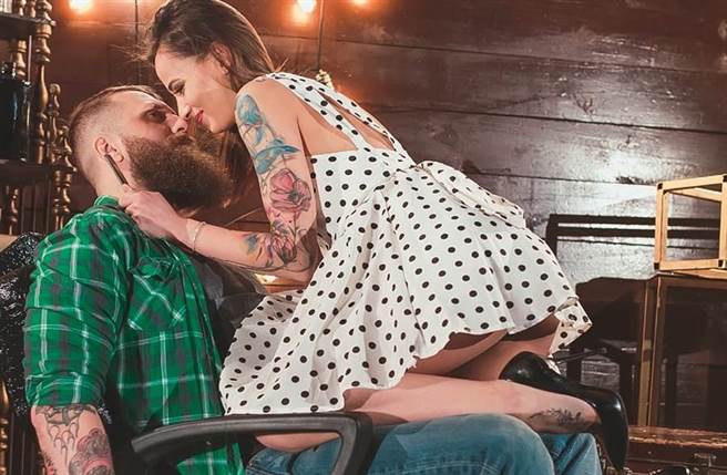 台南有间理髮厅，提供情色半套服务，每次800元，小姐抽200元，理髮厅赚600元。（示意图，达志影像/shutterstock提供）
