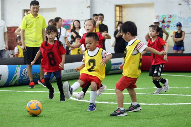 澎湖足球風氣漸盛，許多小朋友越來越願意參與足球活動。（迷你足球協會提供）
