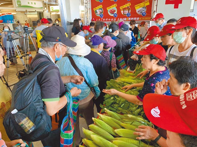 北市環南中繼市場昨舉辦低價大拍賣，民眾一早排隊搶購優惠蔬果。（張薷攝）
