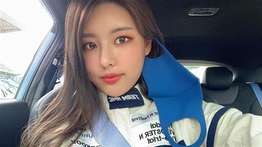 23歲 最辣女賽車手 平口比基尼 洩出邪惡視角 名人 時尚