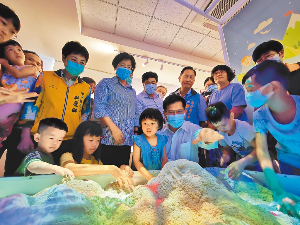 交通部長林佳龍、彰化縣長王惠美等，在現場也與小朋友們互動，體驗3D虛擬實境。（吳建輝攝）