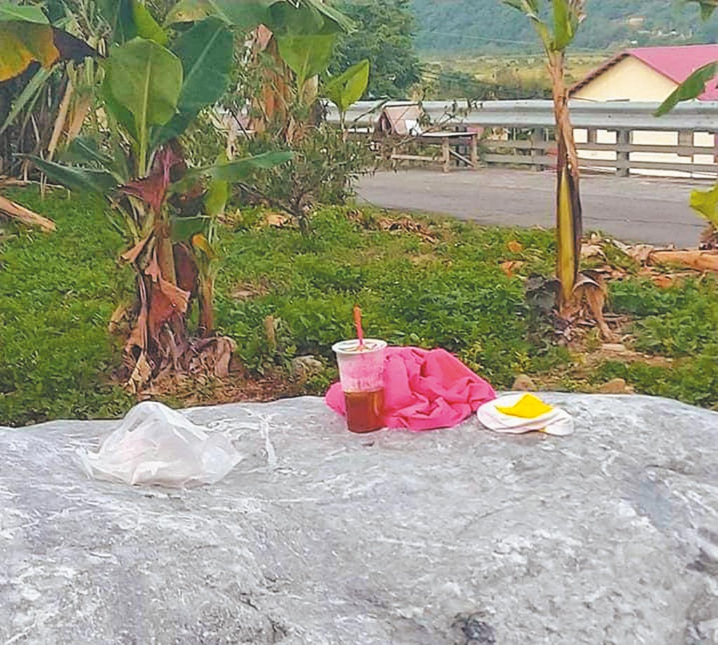 民眾前往大茅埔圳戲水嬉戲後回家，但卻留下沒喝完的飲料等物品。（摘自社群〈台中小鎮-東勢大小事〉／陳淑娥台中傳真）