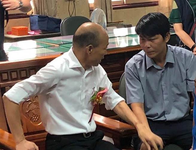 菜农林佳新，和前高雄市长韩国瑜合照。(图/翻摄自 林佳新 脸书)