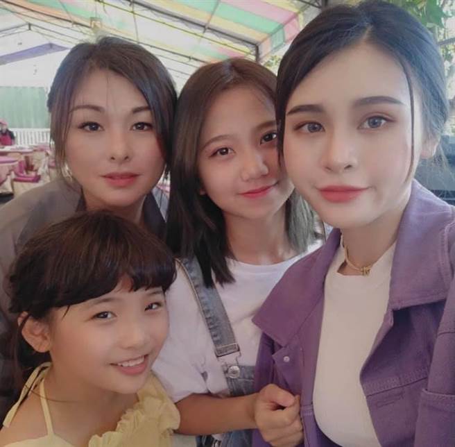 与前高雄市长韩国瑜家，交情不错的菜农林佳新，近日曝光女儿们照片。(图/翻摄自 林佳新 脸书)