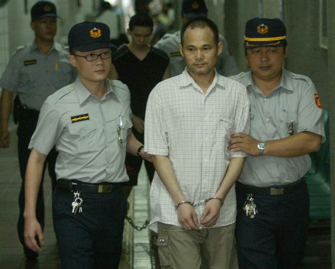 机车行老板陈金火当时看上27岁的施姓女保险员年轻貌美，因此起了色心假藉对保险有兴趣，邀请来机车行内泡茶将其先奸后杀害。(中时资料库)