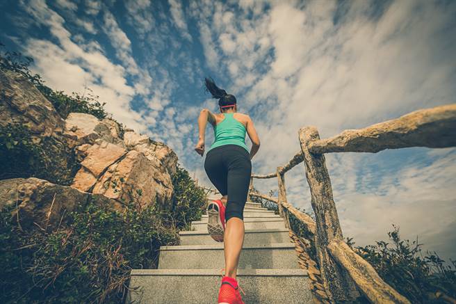 登山辣妹慘遭熊抱 狂聞全身、咬大腿55秒畫面流出(示意圖／達志影像)