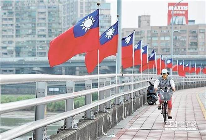 图为双北地区，台北桥上的中华民国国旗。（图/本报系资料照，刘宗龙摄）