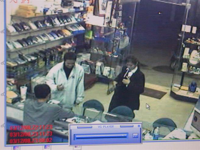 广德强(左边白色穿着)欲到通讯行转卖女保险员的笔电时，通讯行老板察觉有异立即通报警方而将其逮捕归案。(中时资料库)