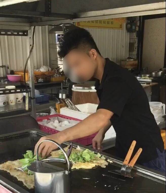 知名小吃店的主廚阿德竟然是一名越南籍失聯移工。（翻攝照片／林瑞益高雄傳真）