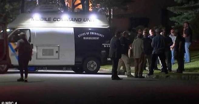 美国联邦法院女法官萨拉斯的家人遇袭，警方现场勘验。（图／NBC News）