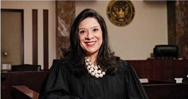 正妹法官萨拉斯。（图／FB）