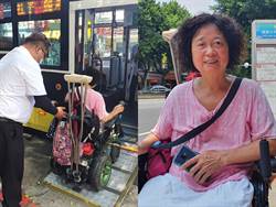 暖司機主動助身障者搭公車 她淚謝「讓我們可獨立進出」